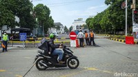 Sejumah petugas dinas perhubungan DKI Jakarta disiagakan di sejumlah titik kawasan LEZ.