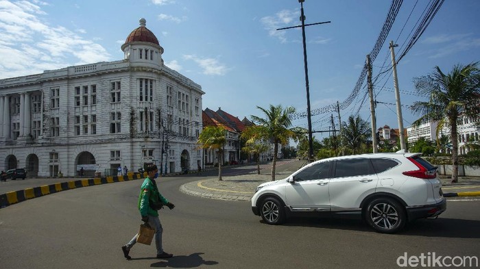 LEZ Kota Tua Masih Diterobos Pengendara Dinas Perhubungan DKI Jakarta melakukan penerapan zona emisi atau low emission zone di kawasan Kota Tua. Namun hingga kini masih ada pengendara yang menerobos kawasan tersebut.