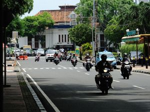 9 Tips Aman dan Nyaman Bawa Motor saat Puasa