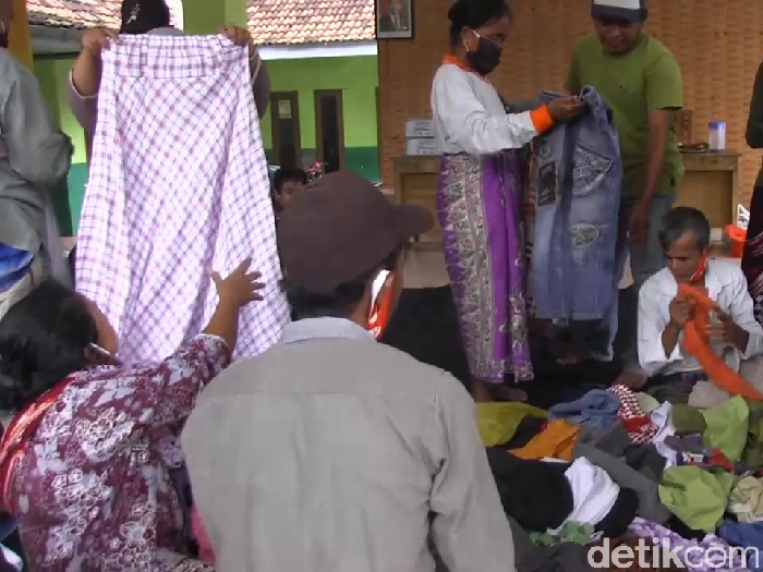 Korban longsor di Lumajang bertahan di pengungsian. Puluhan warga Dusun Barat, Desa Sawaran Kulon, Kecamatan Kedungjajang ini mengungsi di balai desa setempat.