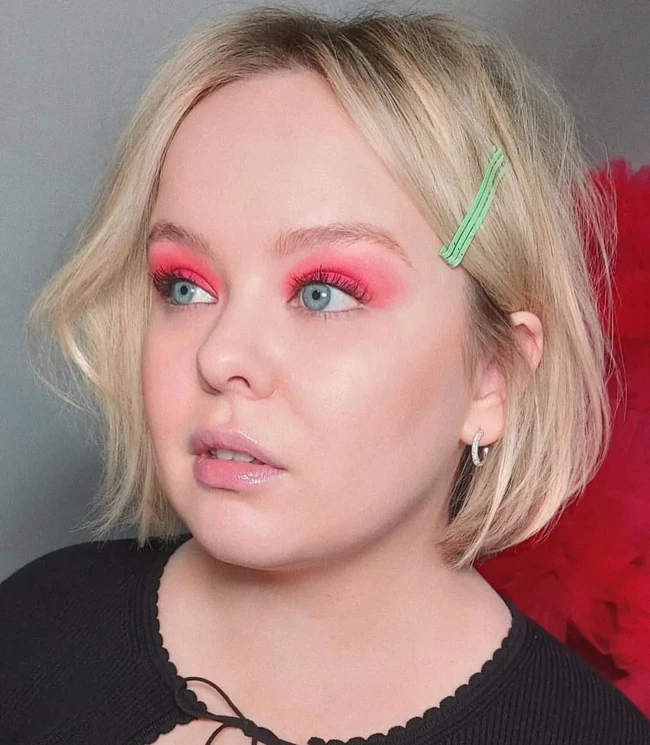 Bintang serial Netflix Bridgerton, Nicola Coughlan tampil eksentrik dengan eyeshadow merah. Nicola menetralkan makeupnya dengan bibir polos yang hanya dilapisi lip gloss. Foto: Instagram