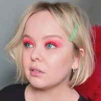 Bintang serial Netflix Bridgerton, Nicola Coughlan tampil eksentrik dengan eyeshadow merah. Nicola menetralkan makeupnya dengan bibir polos yang hanya dilapisi lip gloss. Foto: Instagram