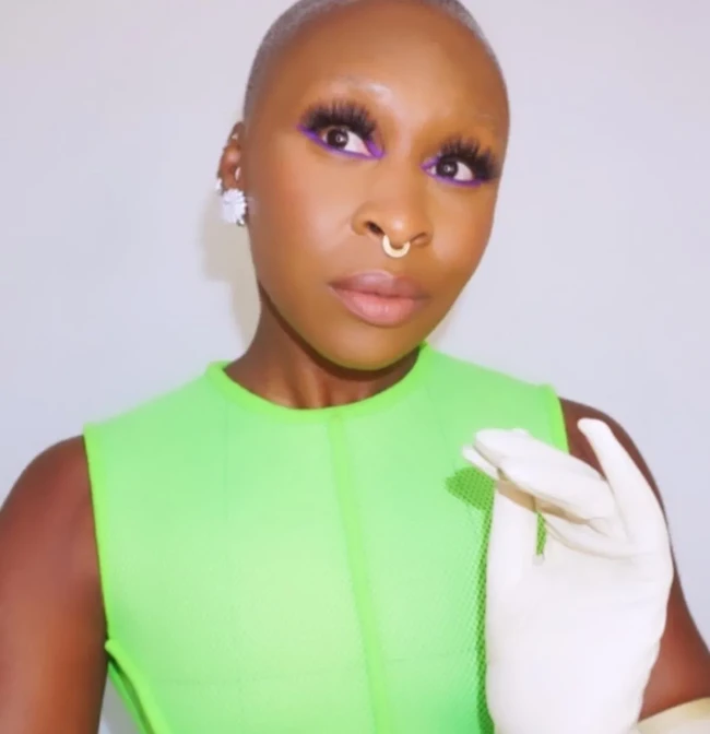 Cynthia Erivo tampil fun dengan permainan eyeliner berwarna bold. Dia menggunakan eyeliner warna ungu di bagian bawah mata yang kontras dengan busana lime green-nya. Foto: Instagram
