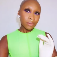 Cynthia Erivo tampil fun dengan permainan eyeliner berwarna bold. Dia menggunakan eyeliner warna ungu di bagian bawah mata yang kontras dengan busana lime green-nya. Foto: Instagram