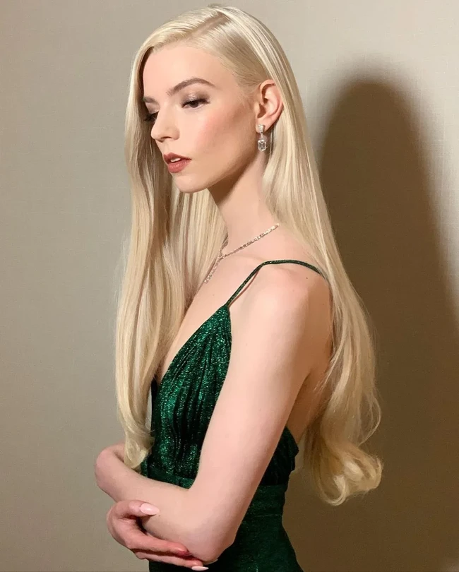 Anya Taylor-Joy tampil mempesona dengan rambut yang terurai yang dibuat ikal di bagian bawah. Rambutnya bintang serial The Queens Gambit yang tampak mengkilap jadi hair goals banyak wanita. Foto: Instagram