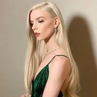 Anya Taylor-Joy tampil mempesona dengan rambut yang terurai yang dibuat ikal di bagian bawah. Rambutnya bintang serial The Queens Gambit yang tampak mengkilap jadi hair goals banyak wanita. Foto: Instagram