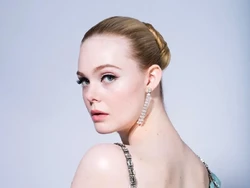 8 Penampilan Cantik Artis Golden Globes 2021, Ini Gaya Makeup dan Rambutnya