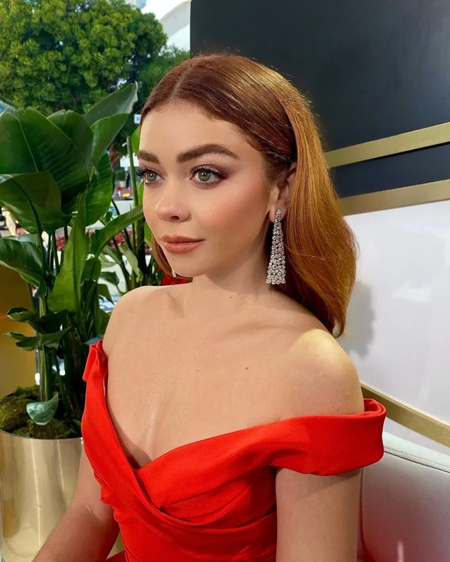 Si mata indah Sarah Hyland tidak perlu diragukan lagi soal makeup. Dia menonjolkan bagian matanya dengan eyeliner dan bulu mata palsu yang dramatis. Foto: Instagram