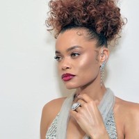 Andra Day tampil glowing di Golden Globes 2021. Bintang The United States Vs. Billie Holiday itu menambahkan lipstik fuchsia yang menambah kesan bold. Foto: Instagram