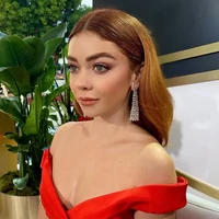 Si mata indah Sarah Hyland tidak perlu diragukan lagi soal makeup. Dia menonjolkan bagian matanya dengan eyeliner dan bulu mata palsu yang dramatis. Foto: Instagram