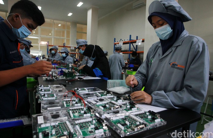 Alat pendeteksi COVID-19 GeNose telah dirakit sejak Februari kemarin. Yuk lihat proses perakitannya di Teaching Factory SMK-SMTI Yogyakarta.