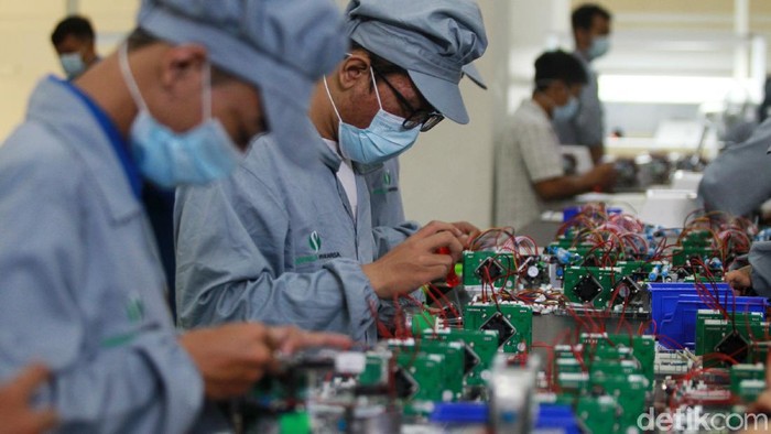 Alat pendeteksi COVID-19 GeNose telah dirakit sejak Februari kemarin. Yuk lihat proses perakitannya di Teaching Factory SMK-SMTI Yogyakarta.