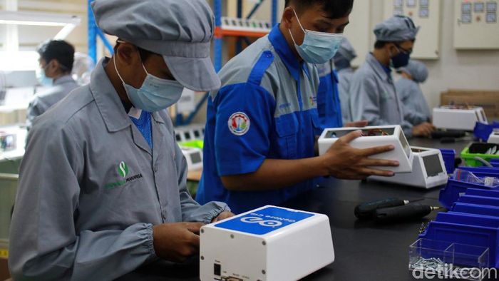 Alat pendeteksi COVID-19 GeNose telah dirakit sejak Februari kemarin. Yuk lihat proses perakitannya di Teaching Factory SMK-SMTI Yogyakarta.