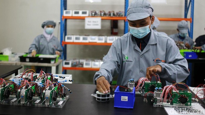 Alat pendeteksi COVID-19 GeNose telah dirakit sejak Februari kemarin. Yuk lihat proses perakitannya di Teaching Factory SMK-SMTI Yogyakarta.