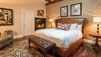 84 kamarnya memiliki konsep yang unik. Bagi tamu yang suka dengan karya yang terpajang di hotel dipersilakan untuk membelinya. 