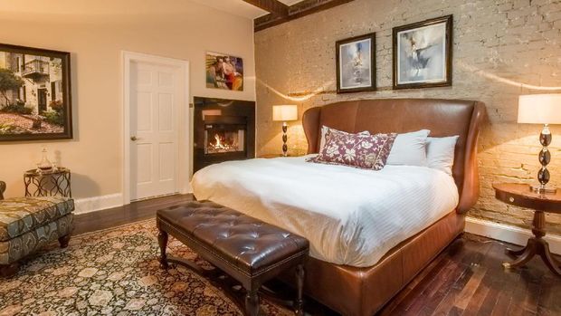 Hotel megah dengan interior mewah mungkin hal yang biasa. Tapi hotel yang miliki galeri seni bisa jadi pengalaman baru buat wisatawan.