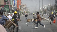 Polisi dan pasukan militer menghadapi demonstrasi damai, namun menggunakan kekuatan yang mematikan -menurut informasi yang dapat dipercaya yang diterima oleh Kantor Hak Asasi Manusia PBB- telah menyebabkan sedikitnya 18 orang tewas dan lebih dari 30 luka-luka.  