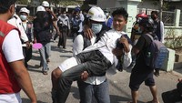 Kudeta tersebut menimbulkan serangkaian aksi demonstrasi besar-besaran. Ratusan ribu orang turun ke jalan.  