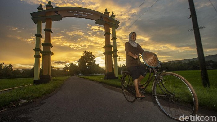 Dusun Kiringan di Jetis, Bantul menjadi salah satu sentra jamu yang terkenal di Jogja. Hampir seluruh ibu-ibu di sana merupakan penjual jamu keliling.