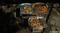 Penjualannya pun beragam, jaman dulu ibu-ibu di desa ini menjual jamu dengan cara digendong dan berkeliling menjajakan jamunya.  