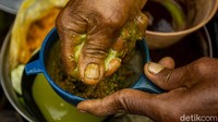 Meski begitu para pembeli jamu tak keberatan, cara penyajian secara tradisional membuat khasiat tetap terjaga tanpa campuran bahan lainnya.  