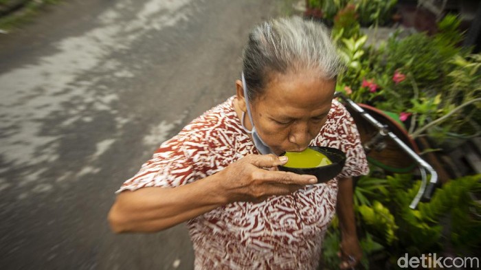 Dusun Kiringan di Jetis, Bantul menjadi salah satu sentra jamu yang terkenal di Jogja. Hampir seluruh ibu-ibu di sana merupakan penjual jamu keliling.