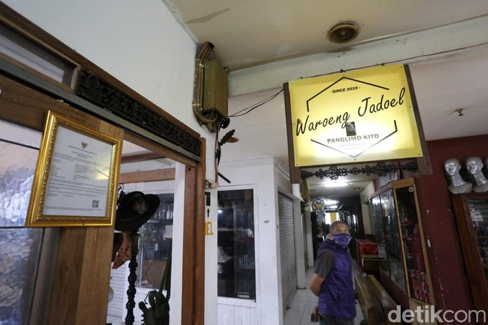 Pasar Antik Cikapundung telah 10 tahun berdiri menjajakan barang-barang antik. Di tengah pandemi ini, para pedagang masih berusaha bertahan meski penjualan anjlok.