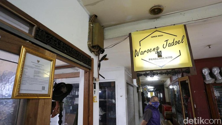 Menengok Pasar Antik Cikapundung yang Bertahan di Saat Pandemi Pasar Antik Cikapundung telah 10 tahun berdiri menjajakan barang-barang antik. Di tengah pandemi ini, para pedagang masih berusaha bertahan meski penjualan anjlok.