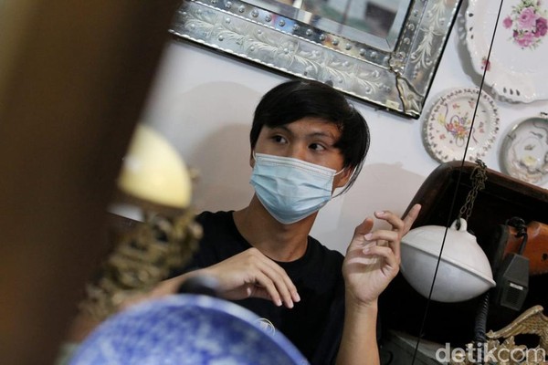 Seperti yang terjadi pada Rahmat, salah satu pemilik toko Warung Jadoel yang mulai melirik usaha sejak 2019 lalu. Saat baru menapaki usaha barang antik di 2019, ia sudah dihadapi dengan pandemi COVID-19 di 2020 yang membatasi kunjungan wisatawan dan jam operasional. Namun, Rahmat tetap mencari jalan lain untuk tetap melanjutkan usaha di bidang yang keluarganya tekuni itu. Foto: Siti Fatimah/detikcom Seperti yang terjadi pada Rahmat, salah satu pemilik toko Warung Jadoel yang mulai melirik usaha sejak 2019 lalu. Saat baru menapaki usaha barang antik di 2019, ia sudah dihadapi dengan pandemi COVID-19 di 2020 yang membatasi kunjungan wisatawan dan jam operasional. Namun, Rahmat tetap mencari jalan lain untuk tetap melanjutkan usaha di bidang yang keluarganya tekuni itu. Foto: Siti Fatimah/detikcom