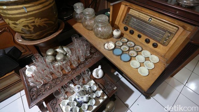 Pasar Antik Cikapundung telah 10 tahun berdiri menjajakan barang-barang antik. Di tengah pandemi ini, para pedagang masih berusaha bertahan meski penjualan anjlok.