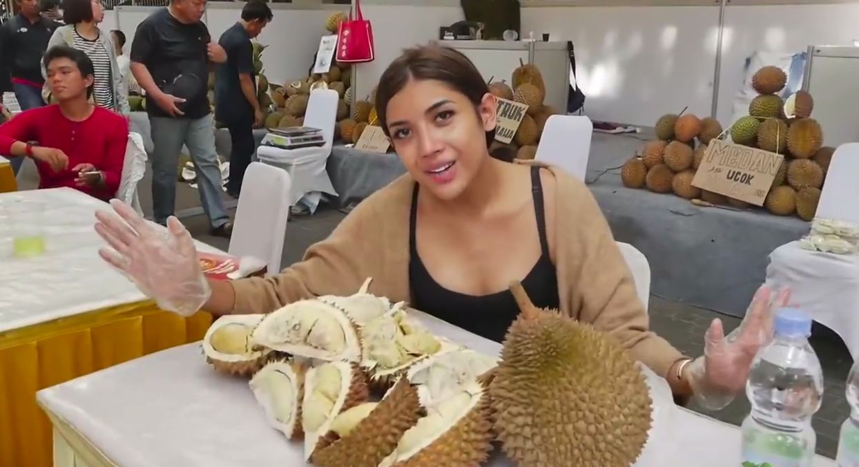Millen Cyrus Heboh Saat Jajan Bakso hingga 'Mabuk' Durian