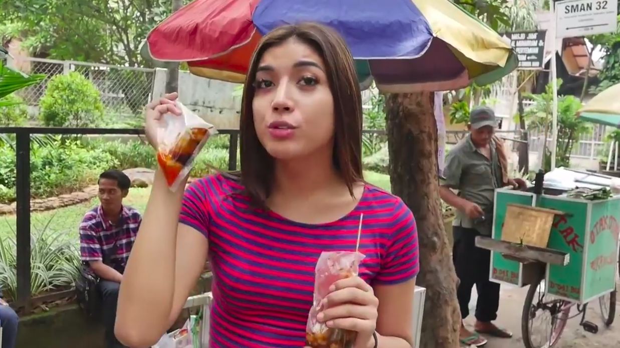 Millen Cyrus Heboh Saat Jajan Bakso hingga 'Mabuk' Durian