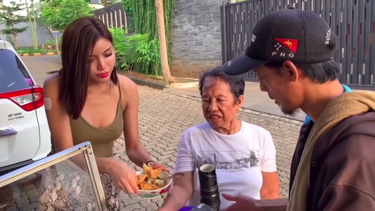 Millen Cyrus Heboh Saat Jajan Bakso hingga 'Mabuk' Durian