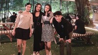 Foto ini menjadi bukti kalau hubungan Devano dan Naura mendapat dukungan dari kedua belah keluarga. Nampak ibu Devano, Iis Dahlia juga ikut makan bersama Naura dan ibunya di kafe kekinian di Jakarta. Foto: Instagram allaboutnauradevano