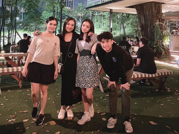 Momen Manis Devano dan Naura saat Makan Bareng