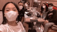 Makan bareng keluarga Naura, terlihat ada Devano bergabung. Naura merupakan anak penyanyi Nola B3 yang sudah merintis karir di dunia tarik suara sejak kecil. Foto: Instagram allaboutnauradevano