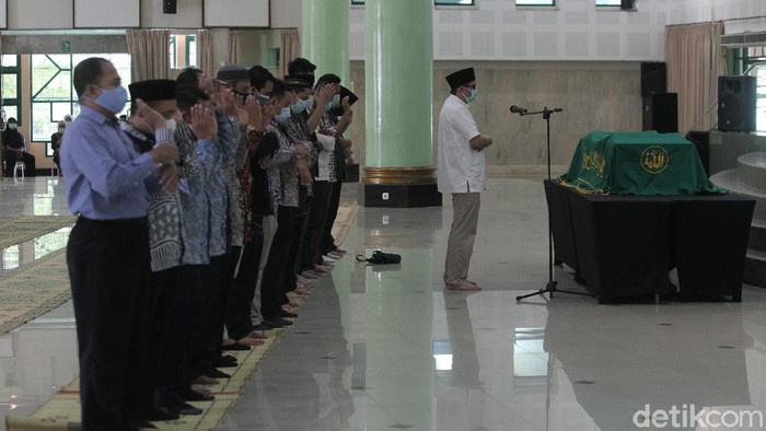 Momen Pemakaman Artidjo Alkostar di Yogyakarta Anggota Dewan Pengawas KPK, Artidjo Alkostar telah berpulang. Jenazahnya dimakamkan di pemakaman UII Yogyakarta, yang berada satu kompleks dengan kampus terpadu UII, Jalan Kaliurang KM 14,5 Ngemplak, Sleman, DIY.