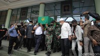 Tampak ketua KPK Firli Bahuri melayat saat pemakaman almarhum Artidjo Alkostar.  