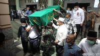 Perwakilan keluarga, Ari Yusuf Amir, dalam sambutannya menyampaikan terima kasih atas kehadiran seluruh pihak dalam prosesi persemayaman dan pemakaman mendiang Artidjo Alkostar.  