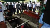 Sedangkan Ketua KPK Firli Bahuri ditemui usai mengantarkan jenazah Artidjo Alkostar ke perisitirahatan terakhir mengungkapkan kepergian Artidjo menjadi kehilangan besar bagi KPK. Namun, Firli akan tetap mempertahankan semangat Artidjo dalam hal pemberantasan korupsi.  