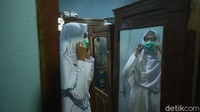 Ia menyisihkan waktunya untuk membantu sang ibu membuat jamu dan sebagian ia jadikan jamu instan serta dijualnya melalui online.   