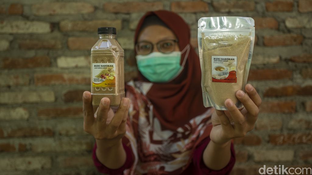 Fryski (28) memetik bahan jamu di Desa Kiringan, Bantul, Selasa (16/2/2021).