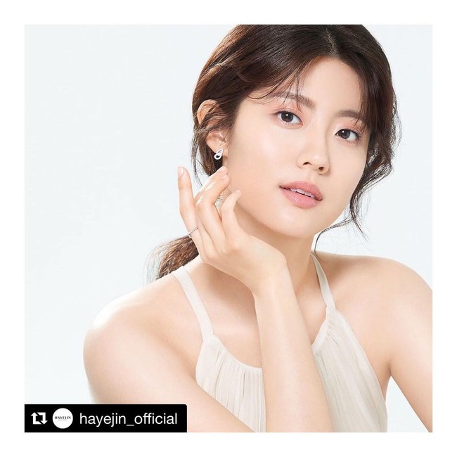 14. Nam Ji HyunPesona Nam Ji Hyun tampaknya meninggalkan kesan mendalam pada penonton. Meski belum bermain drama lagi sejak 100 Days My Prince, ia terpilih sebagai aktris tercantik di 2021. Foto: Instagram @hyuniiiiiii_95917