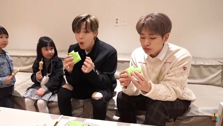 onew dan taemin shinee makan cilok hingga pancake durian