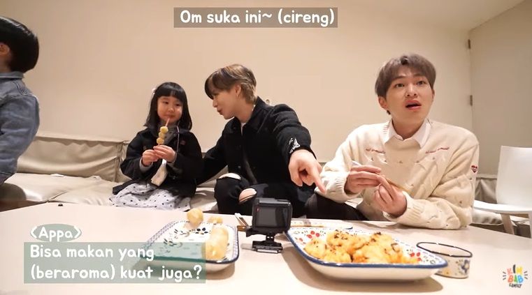 onew dan taemin shinee makan cilok hingga pancake durian