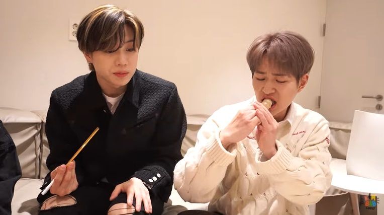 onew dan taemin shinee makan cilok hingga pancake durian