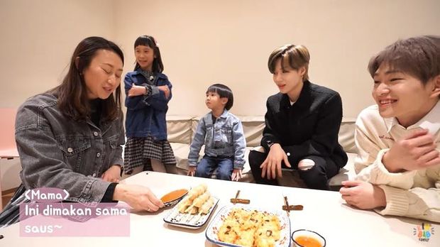 onew dan taemin shinee makan cilok hingga pancake durian