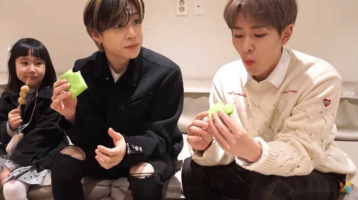 onew dan taemin shinee makan cilok hingga pancake durian