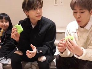 Onew dan Taemin SHINee Cicip Cilok dan Pancake Durian, Gimana Reaksinya?