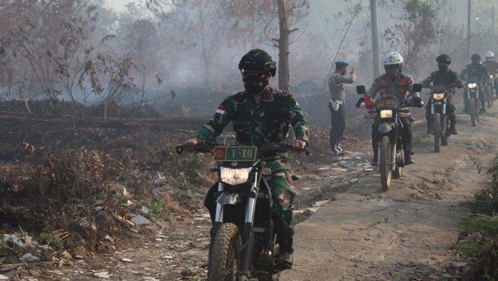 Pangam XII/Tanjungpura, Mayjen Muhammad Nur Rahmad, meninjau lokasi karhutla di Kubu Raya, Kalimantan Barat, (ANTARA/HO)
